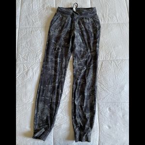 Women Lululemon camouflage jogger pants